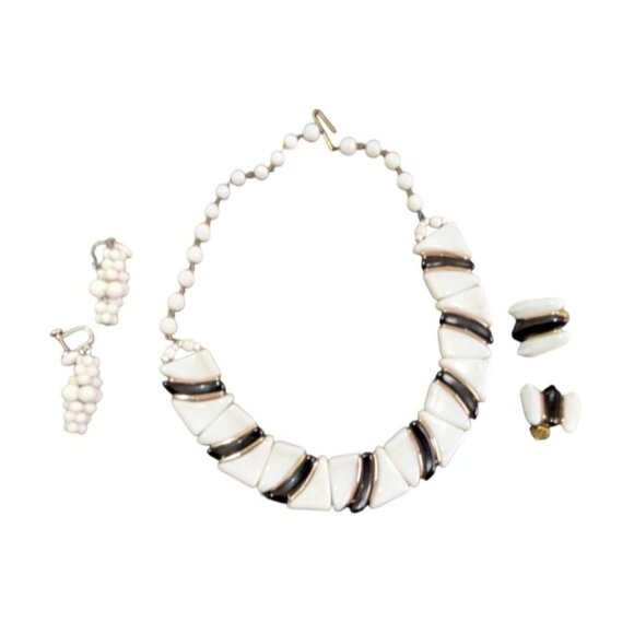 Vintage Chunky White & Black Beaded Necklace With Matching Earrings Bold Retro J - Picture 4 of 6